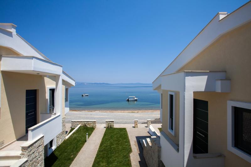 Elpiniki Luxury Apartments Nea Poteidaia Exterior photo