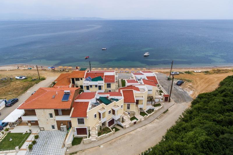 Elpiniki Luxury Apartments Nea Poteidaia Exterior photo
